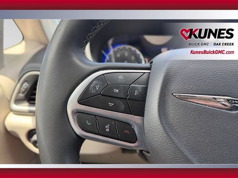 Used 2023 Chrysler Pacifica Touring-L FWD image 15