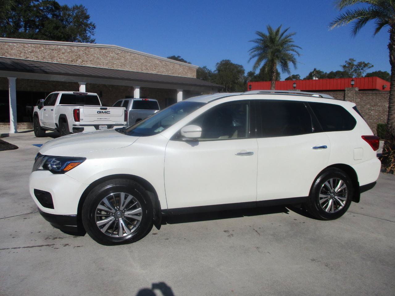 Used 2019 Nissan Pathfinder SL FWD image 2