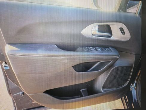 Used 2025 Chrysler Pacifica Limited image 13