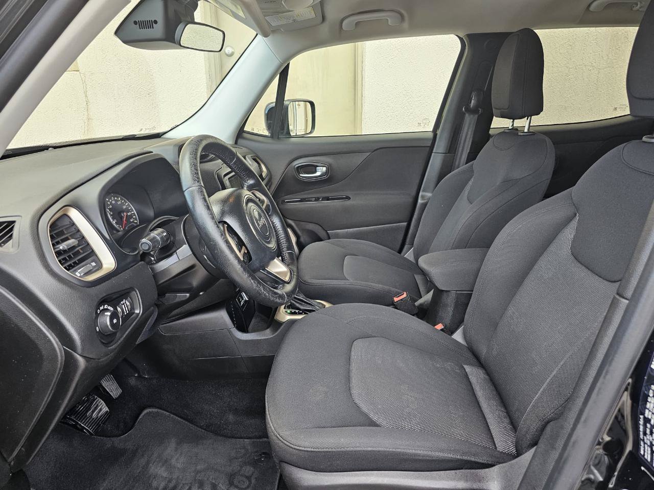 Used 2015 Jeep Renegade Latitude FWD image 23