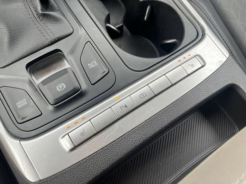 Used 2025 Kia Carnival FWD image 19