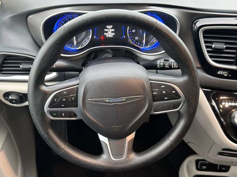 Used 2020 Chrysler Pacifica Touring FWD image 11