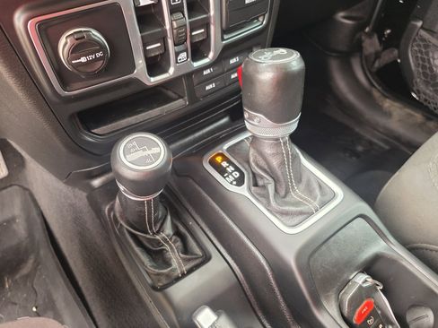 Used 2018 Jeep Wrangler Unlimited Sahara image 21