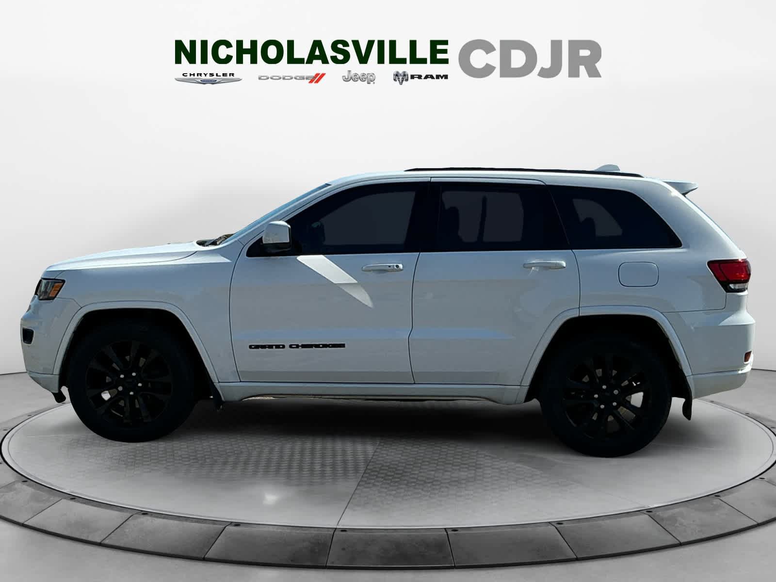 Used 2018 Jeep Grand Cherokee Altitude AWD/4WD image 2