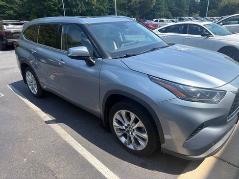 Used 2022 Toyota Highlander Limited AWD/4WD image 2