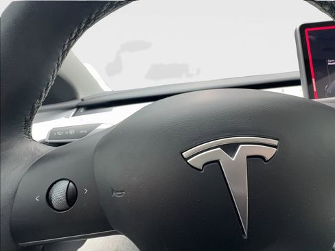 Used 2024 Tesla Model Y 2WD image 40