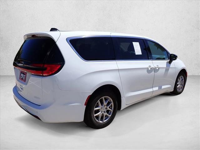 Used 2024 Chrysler Pacifica Touring-L FWD image 4