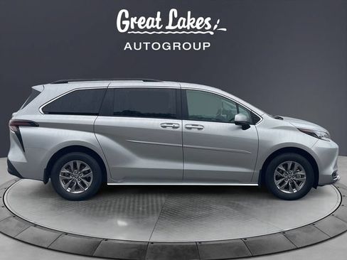 Used 2025 Toyota Sienna LE w/ LE Plus Package FWD image 6