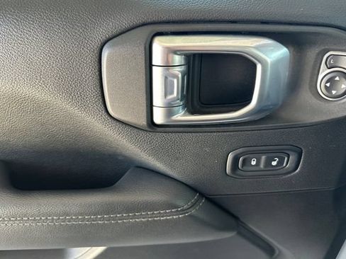 Used 2022 Jeep Wrangler Unlimited Sahara AWD/4WD image 10