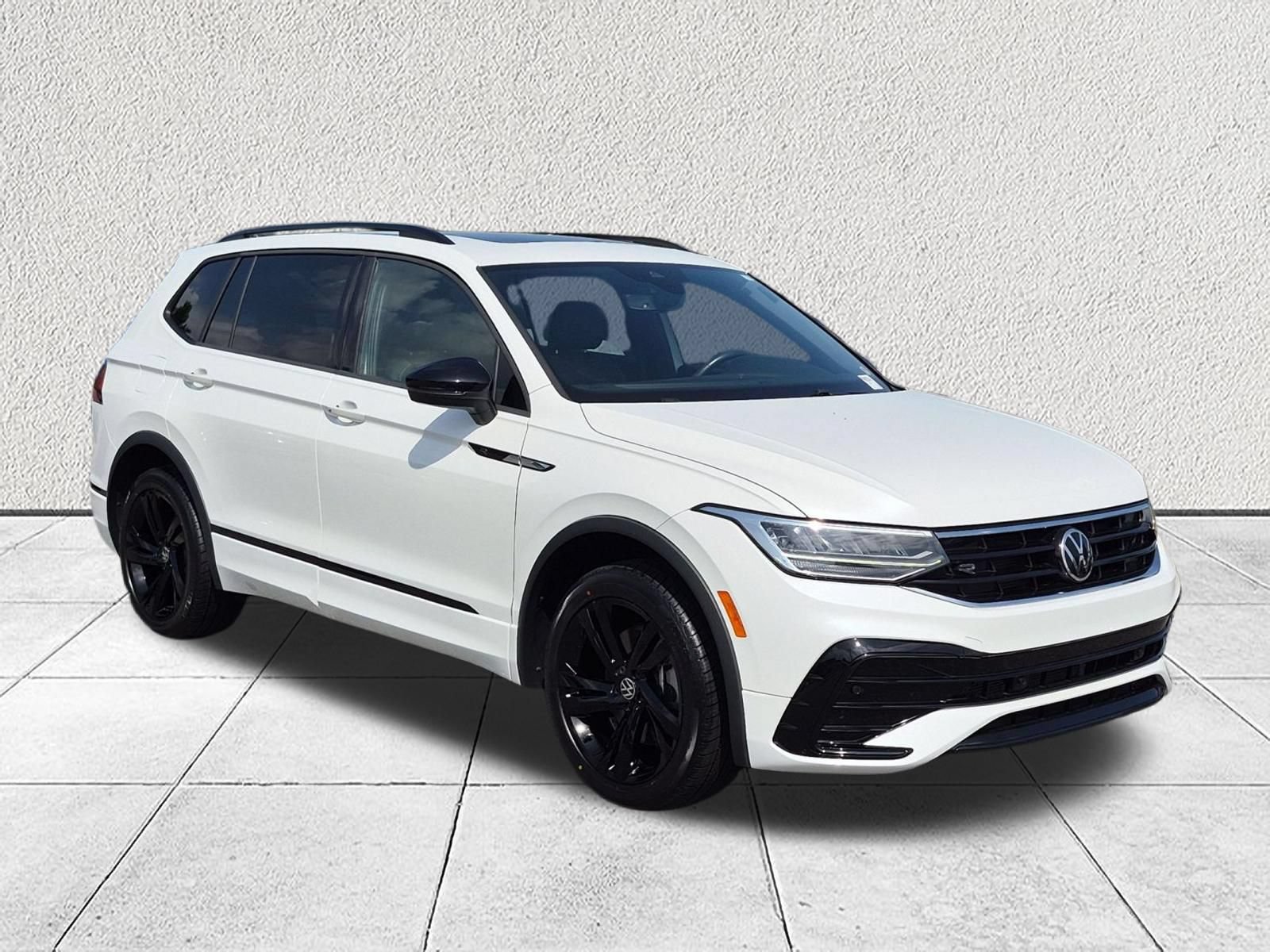 Used 2023 Volkswagen Tiguan SE R-Line FWD image 1