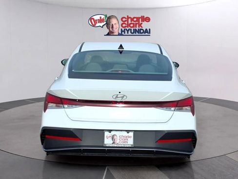 New 2026 Hyundai Elantra SE FWD image 4