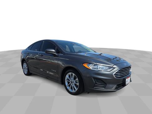 Used 2019 Ford Fusion SE FWD image 2