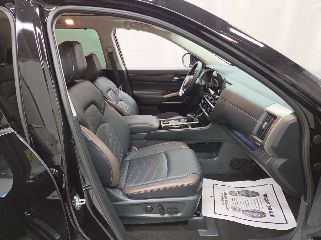 Used 2025 Nissan Pathfinder Platinum AWD/4WD image 12