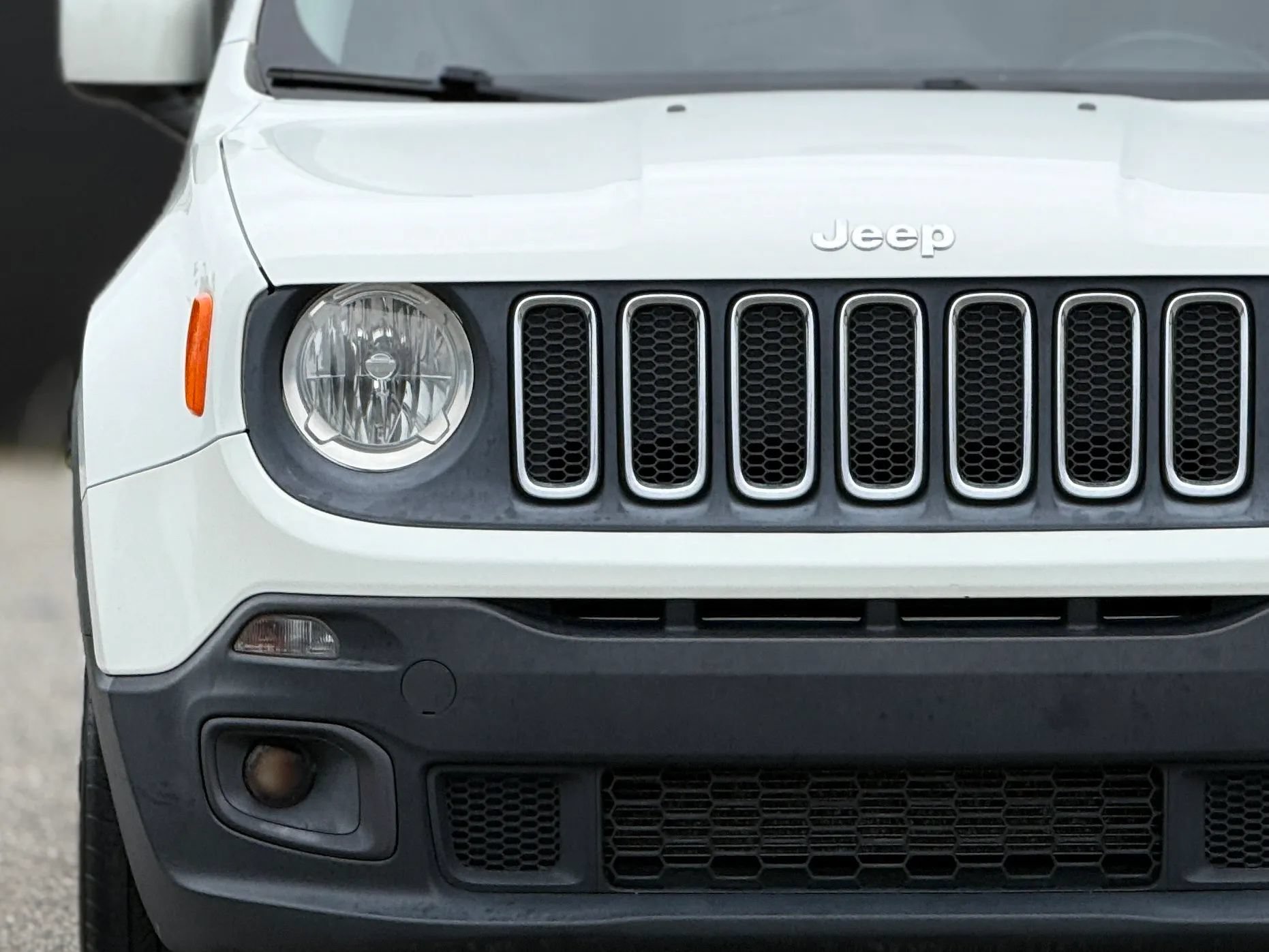 Used 2017 Jeep Renegade Latitude FWD image 11