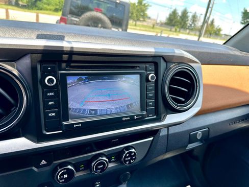 Used 2017 Toyota Tacoma SR5 image 32