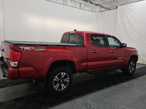 Used 2017 Toyota Tacoma TRD Sport AWD/4WD image 4