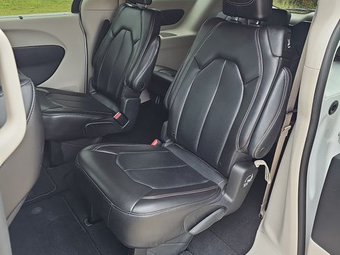 Used 2023 Chrysler Pacifica Touring-L FWD image 13