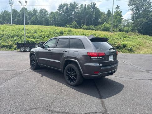 Used 2019 Jeep Grand Cherokee Altitude AWD/4WD image 7
