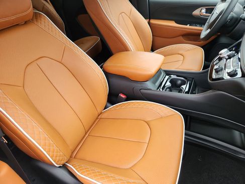 New 2026 Chrysler Pacifica Pinnacle AWD/4WD image 13