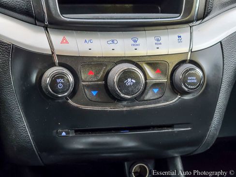 Used 2018 Dodge Journey SE image 22