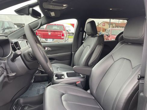 New 2026 Chrysler Pacifica Select image 8