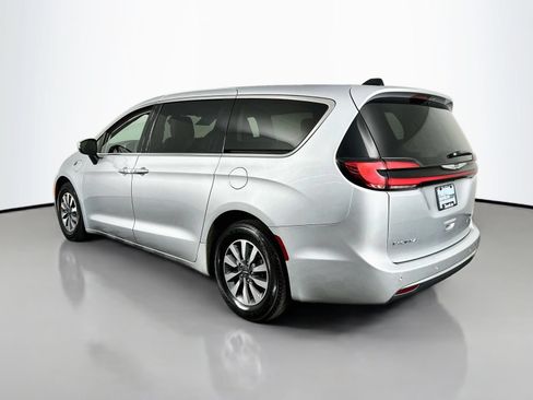 Used 2023 Chrysler Pacifica Touring-L FWD image 6