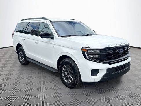 Used 2025 Ford Expedition Active RWD image 4