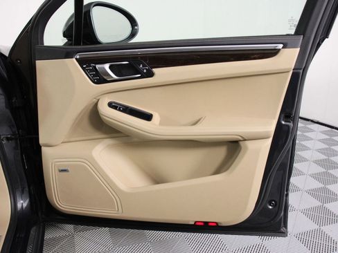 Certified 2025 Porsche Macan S image 23