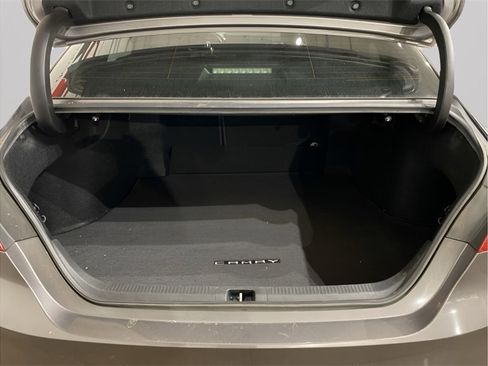 Used 2018 Toyota Camry LE image 5