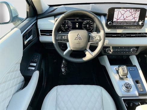 New 2025 Mitsubishi Outlander SEL image 24