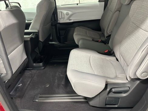 Used 2025 Toyota Sienna LE image 45