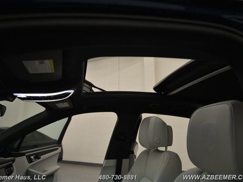 Used 2023 Porsche Macan AWD/4WD image 35