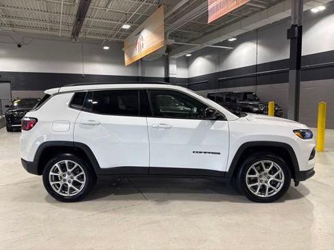Used 2024 Jeep Compass Latitude AWD/4WD image 16