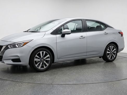 Used 2025 Nissan Versa SV image 3