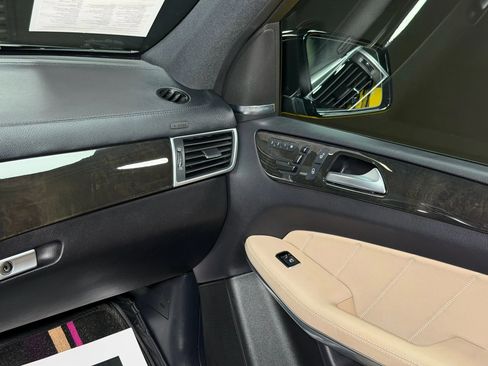 Used 2015 Mercedes-Benz GL 550 4MATIC image 34