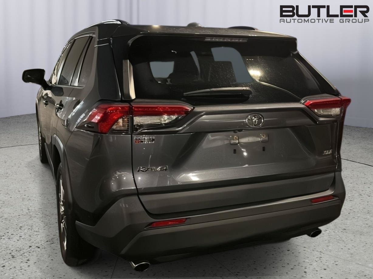 Used 2020 Toyota RAV4 XLE Premium FWD image 10
