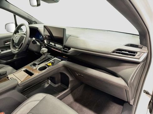 Certified 2026 Toyota Sienna Limited FWD image 23