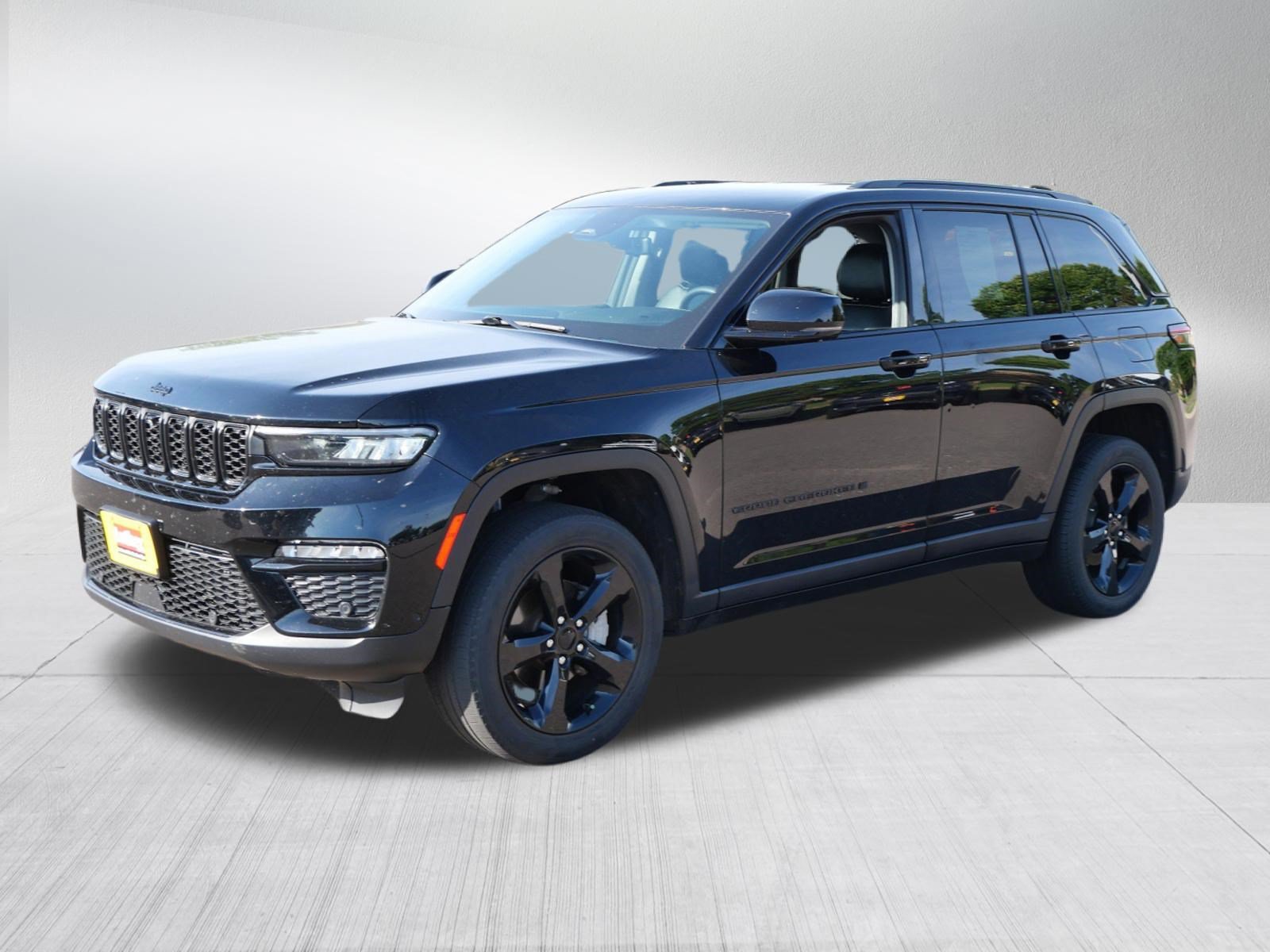 Used 2023 Jeep Grand Cherokee Limited w/ Luxury Tech Group II AWD/4WD image 3