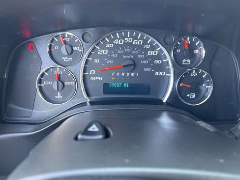 Used 2018 Chevrolet Express 2500 w/ Driver Convenience Package RWD image 16