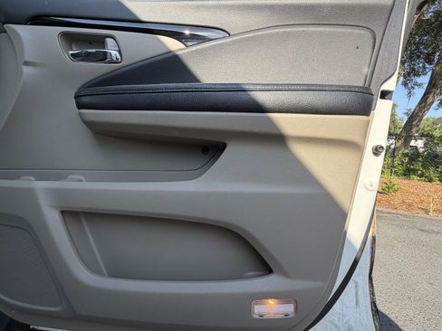 Used 2017 Honda Pilot Touring image 42
