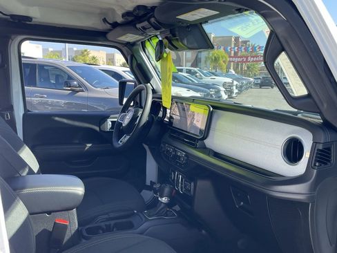 Used 2024 Jeep Wrangler Unlimited Sahara image 18