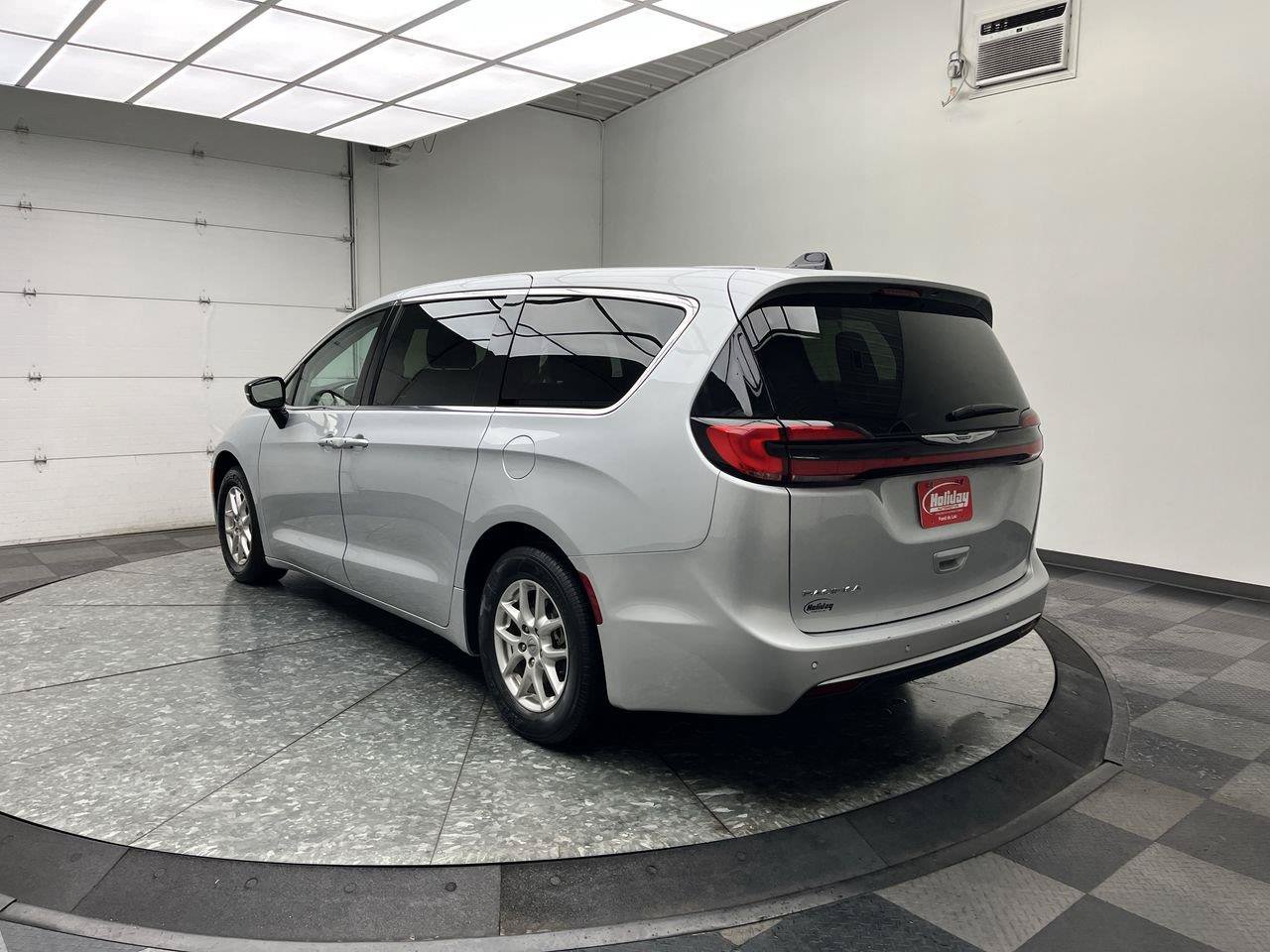 Used 2024 Chrysler Pacifica Touring-L FWD image 2