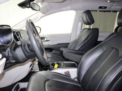 Used 2024 Chrysler Pacifica Touring-L image 16