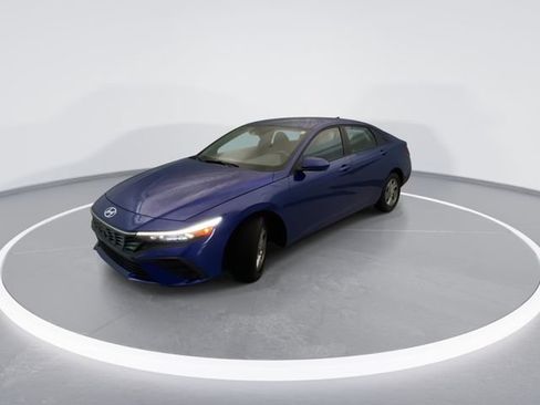 Used 2025 Hyundai Elantra SE FWD image 2