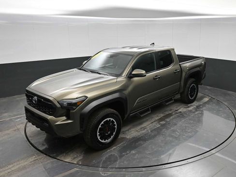 Used 2024 Toyota Tacoma TRD Off-Road image 25