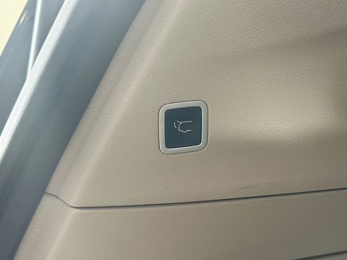Used 2018 Chrysler Pacifica Touring-L FWD image 30