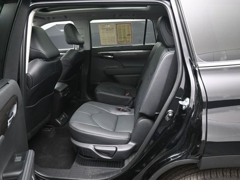 Used 2025 Toyota Highlander Platinum AWD/4WD image 32