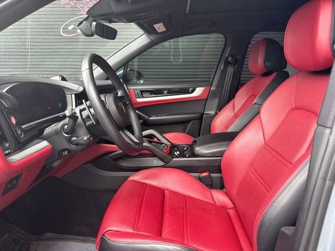 Certified 2024 Porsche Cayenne AWD/4WD image 5