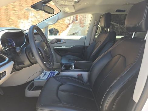 Used 2024 Chrysler Pacifica Select image 9