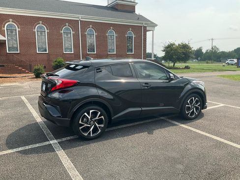 Used 2018 Toyota C-HR XLE FWD image 5